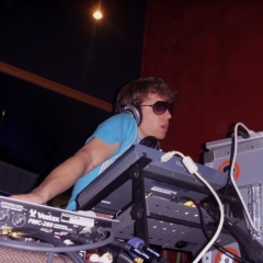 DJGEEKDOUT
